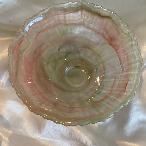 VERY PRETTY BLOWN GLASS DISH IN MARBLED PINK AND GREEN AND RIBBED UNEVEN TOP - Picture 3 of 6